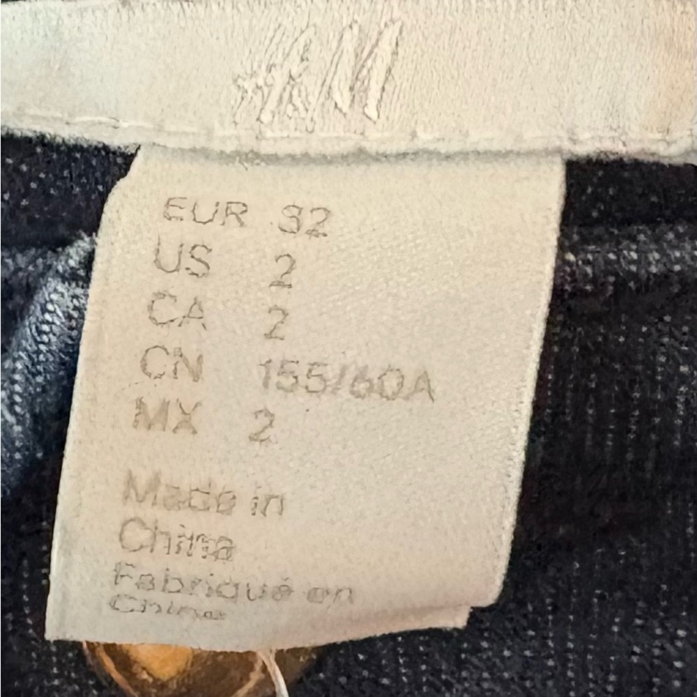 H&M MARINE FLARE JEANS WITH BUTTON DETAILING IN MID WASH SIZE 2 long NWOT - Picture 2 of 4